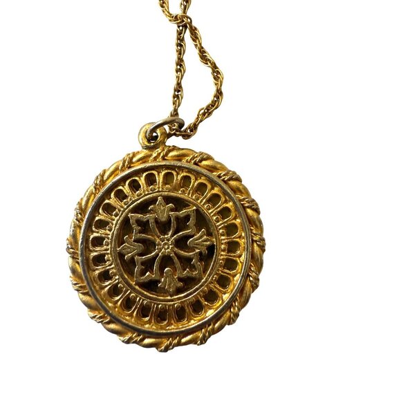 Vintage Monet Medallion Pendant Necklace With Ornate Design & Rope Chain - Picture 4 of 6